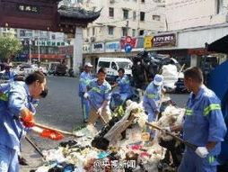 烈日下，环卫工高温翻8吨垃圾，儿童手表见证坚守与汗水