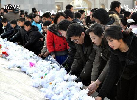 金正恩缅怀先辈,敬献花篮于金日成金正日立像